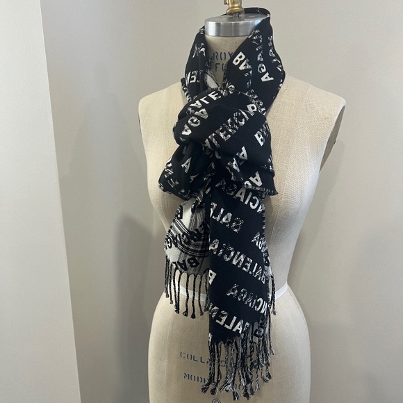 Authentic Balenciaga two sided cashmere scarf - Picture 1 of 4